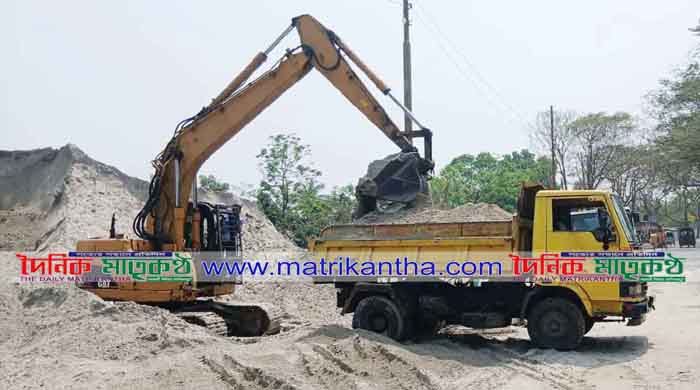 দৌলতদিয়া ফেরি ঘাট এলাকায় সরকারী জমিতে বালু ব্যবসাকে ঘিরে চলছে যত অবৈধ কারবার